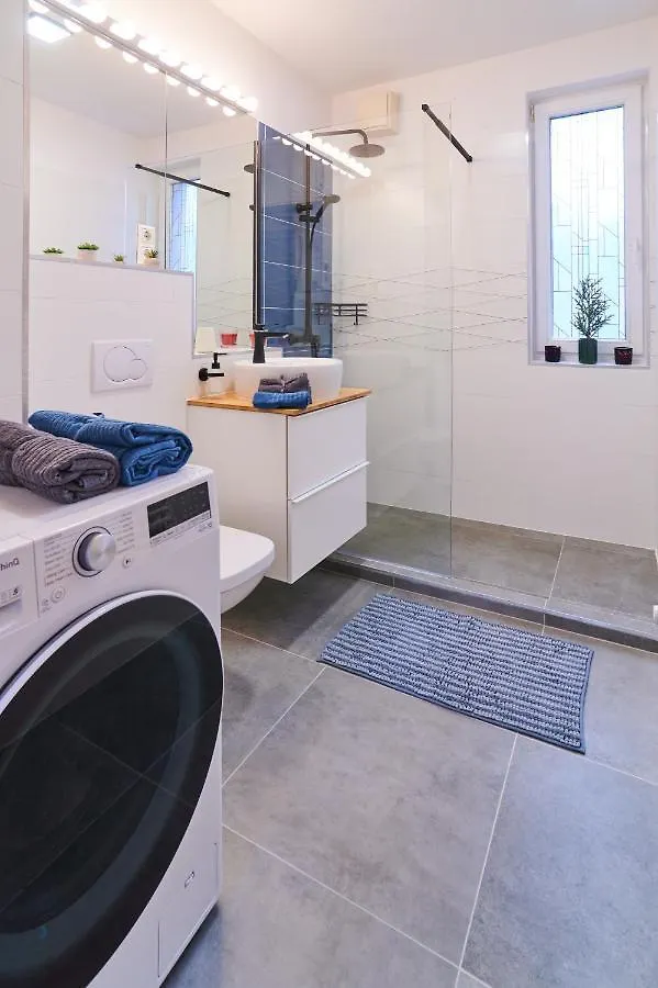 Feel Home Deluxe Corvin # Free Parking # Ac # Elevator Budapeste 0*,  Hungria
